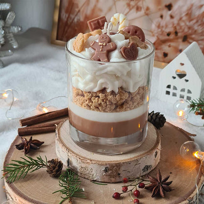 Weihnachtskerze im Glas mit goldenen Details und warmem Licht