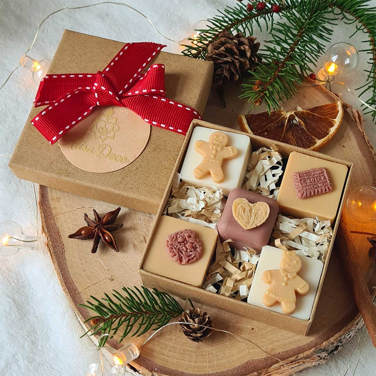 Handgegossene Weihnachtswachse in Herz- und Keksform