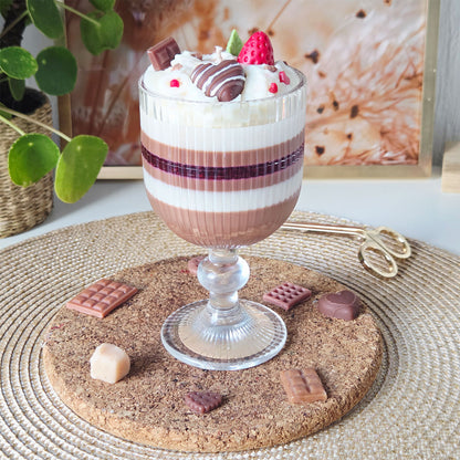 Dessert-Duftkerze mit dekorativen Wachsdetails in Schokolade und Erdbeere