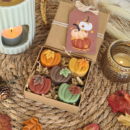 Detailaufnahme der handgegossenen Kerze Kürbiszauber