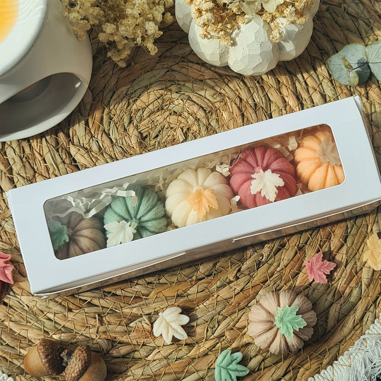 Dekorative Wachsmelts in Form von Mini-Kürbissen, handgemacht