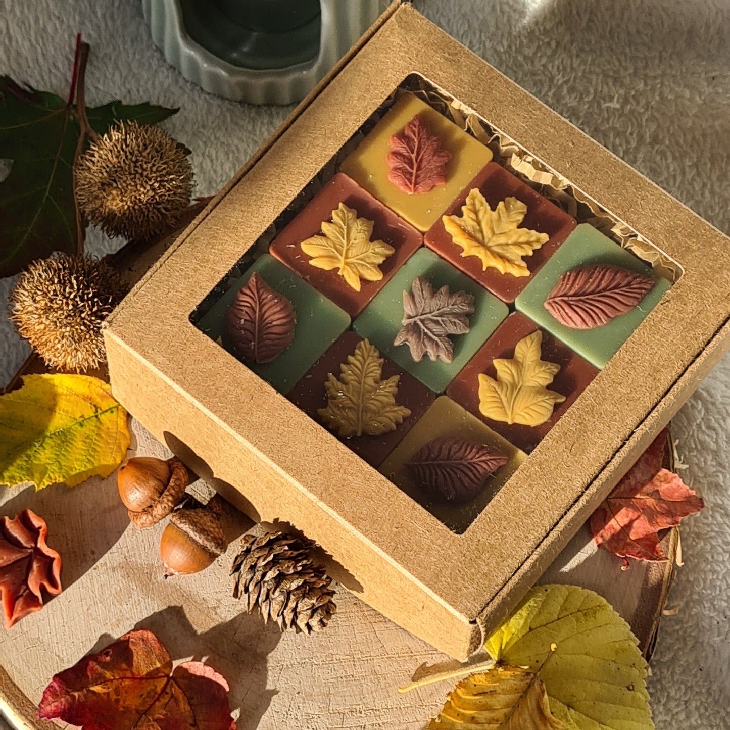 Stimmungsvolle Dekoration mit Wax Melts in Blattform