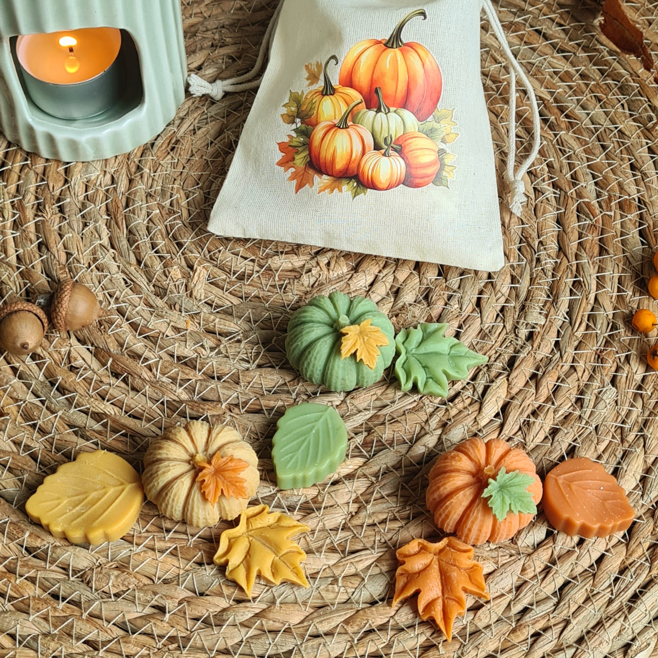 Dekoratives Set von handgegossenen Kürbis- und Blatt-Wax Melts