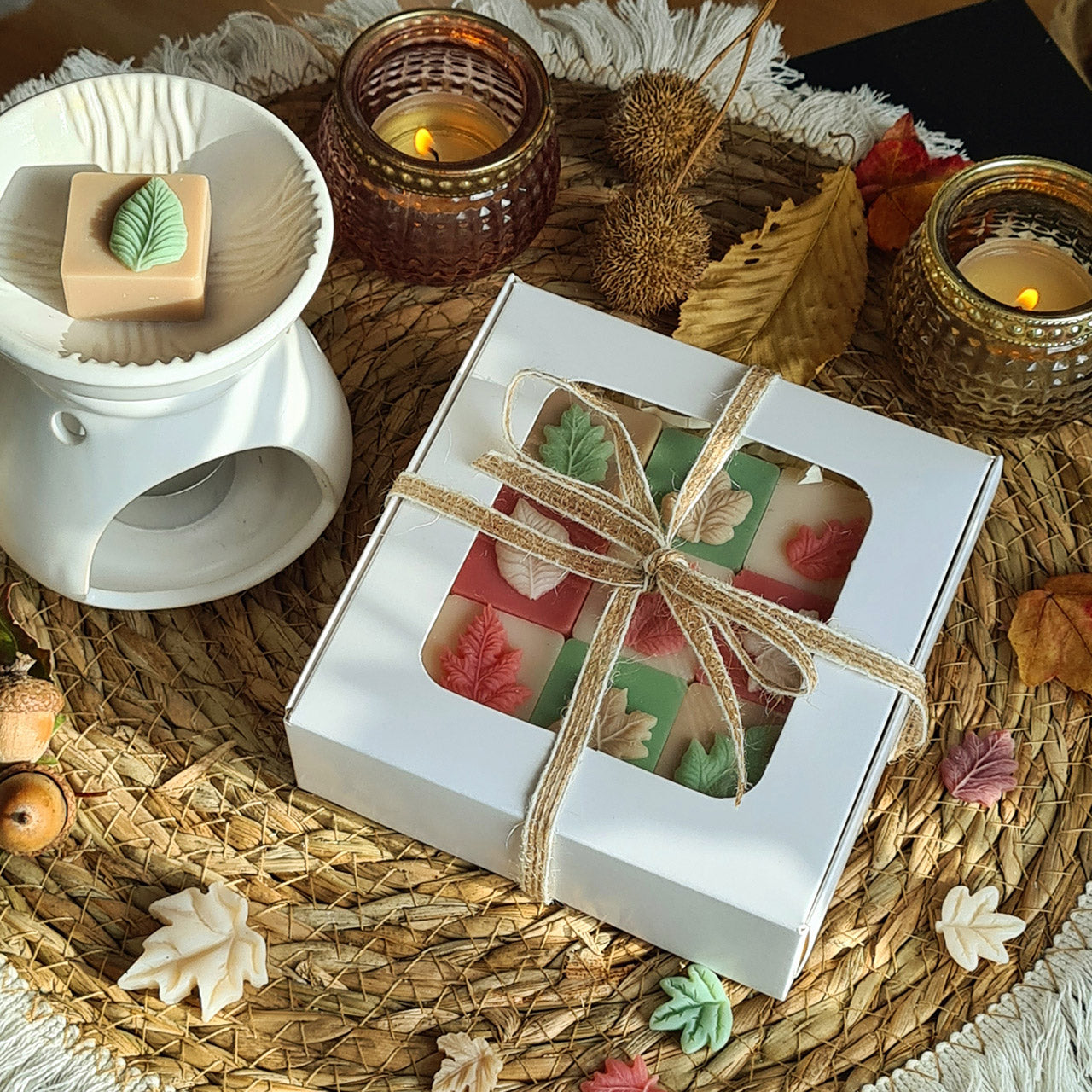 Detaillierte Blätter-Reliefs auf den Herbstpastell Wax Melts