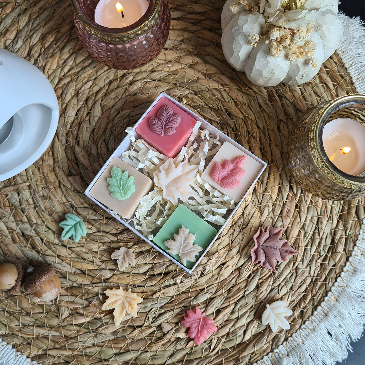 Herbstpastell Blätterbox mit 9 handgegossenen Wax Melts in Pastelltönen