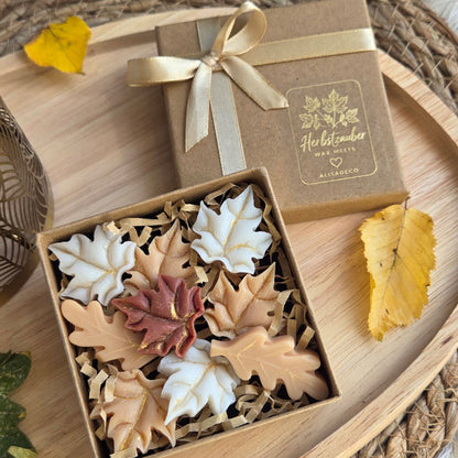 Handgegossene Herbst Wax Melts in Blattformen mit goldenen Akzenten