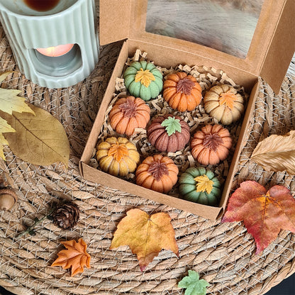 Kürbis Wax Melts auf herbstlich dekoriertem Tisch