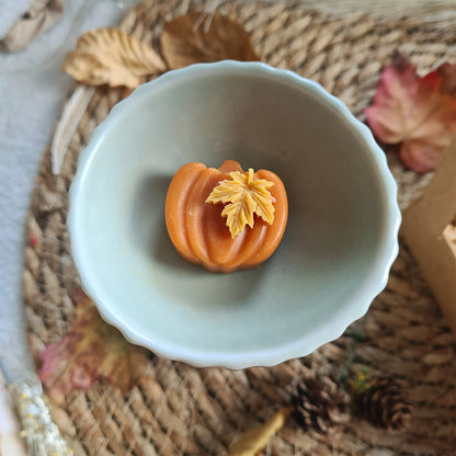 Kerze Kürbiszauber mit warmem Licht und Duftölen