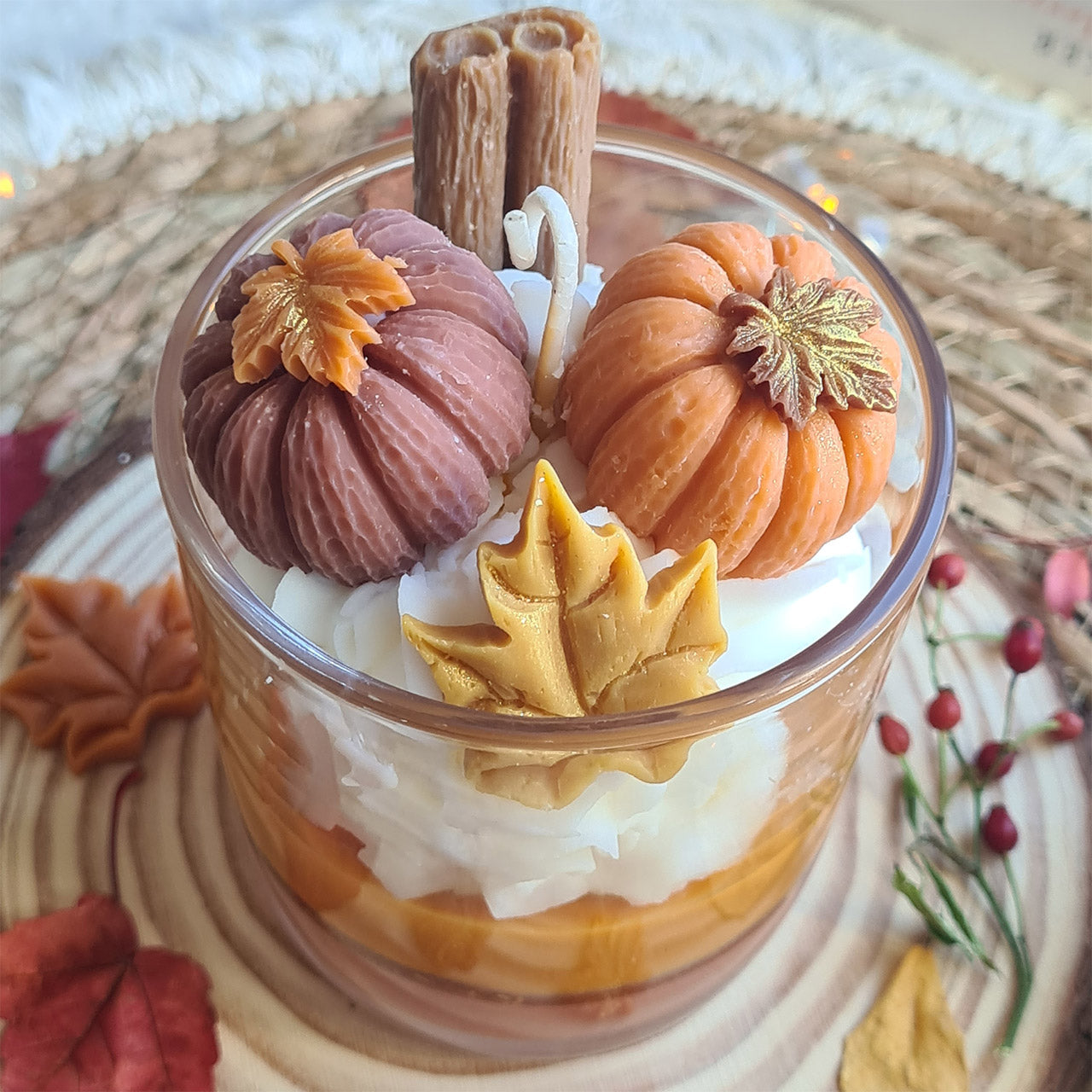 Handgemachte Kürbis Dessertkerze aus natürlichem Wachs, Frontansicht, herbstliche Dekoration