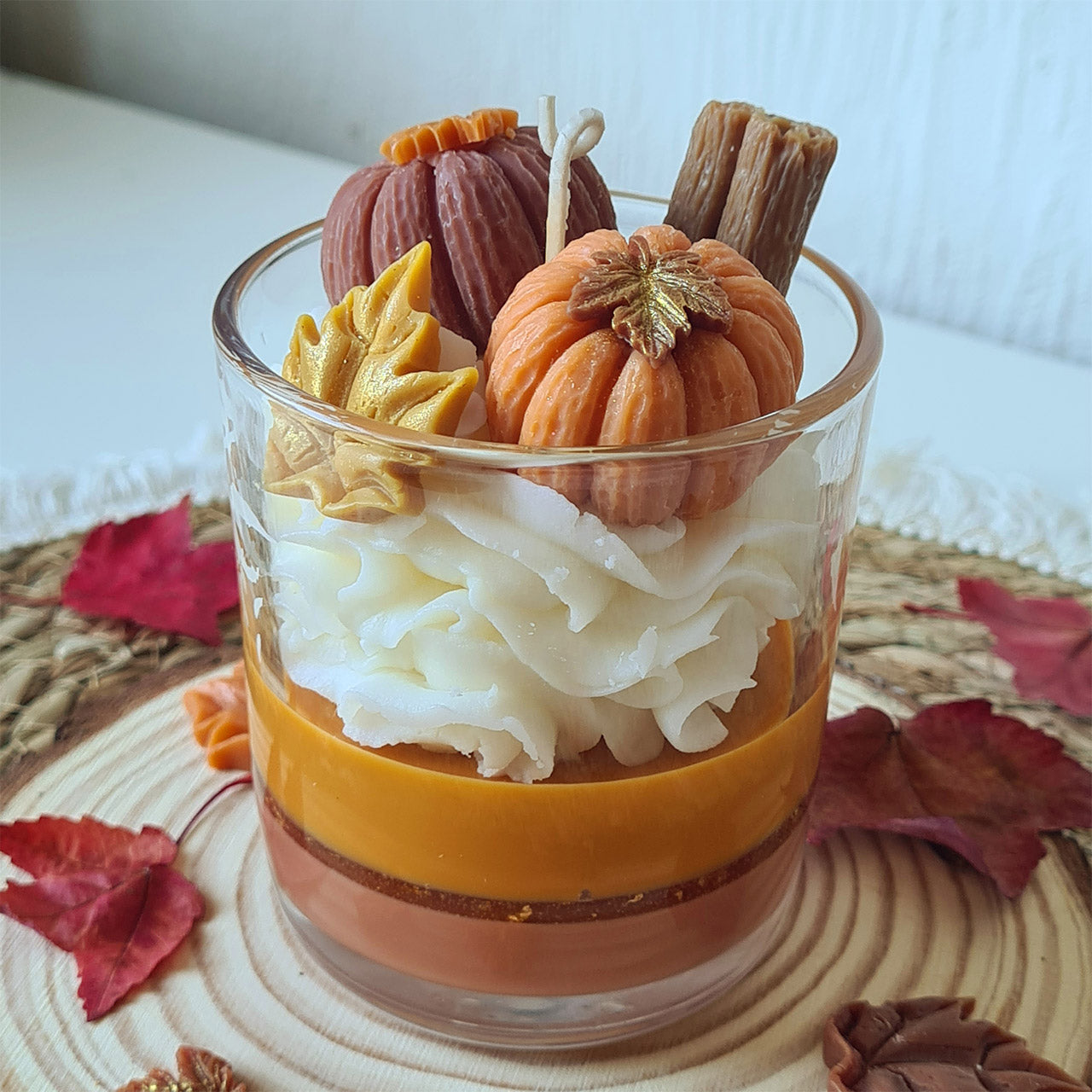 Kürbis Dessertkerze brennend, gemütliche herbstliche Stimmung, handgefertigt