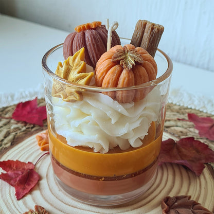 Kürbis Dessertkerze brennend, gemütliche herbstliche Stimmung, handgefertigt