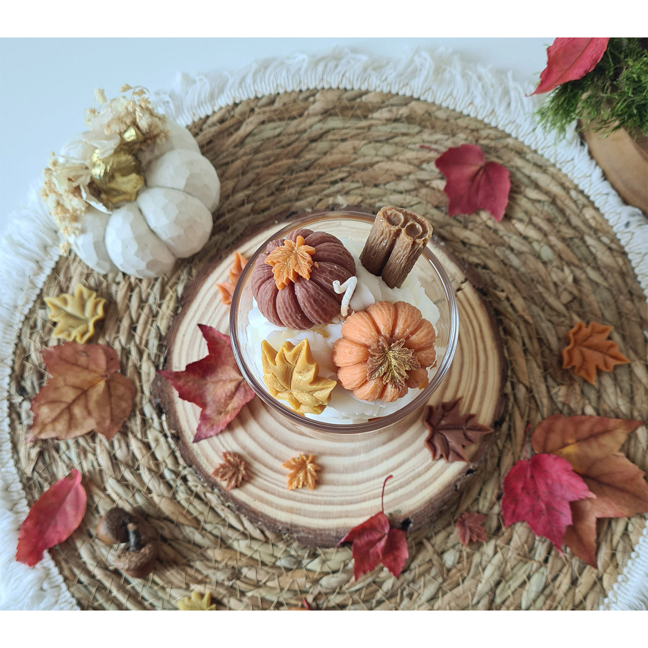 Handgefertigte Kürbis Dessertkerze, Seitenansicht, dekorativ für Herbst