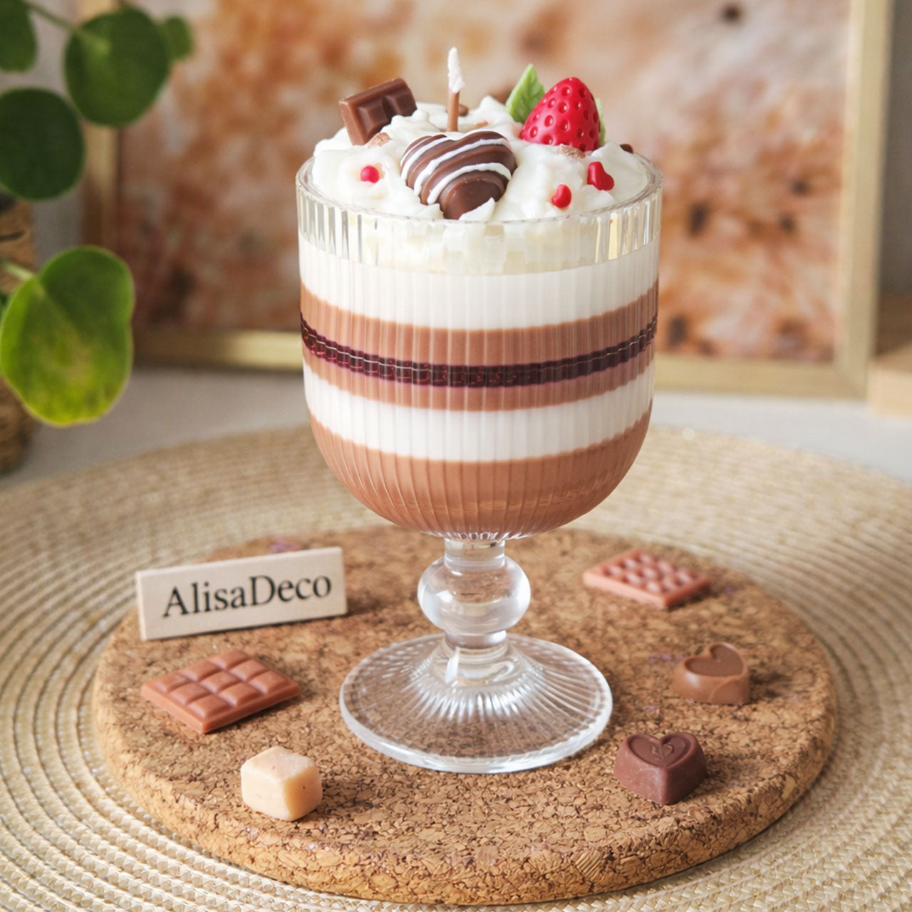 Mehrschichtige Dessert-Duftkerze im Glas mit sichtbaren Wachsschichten