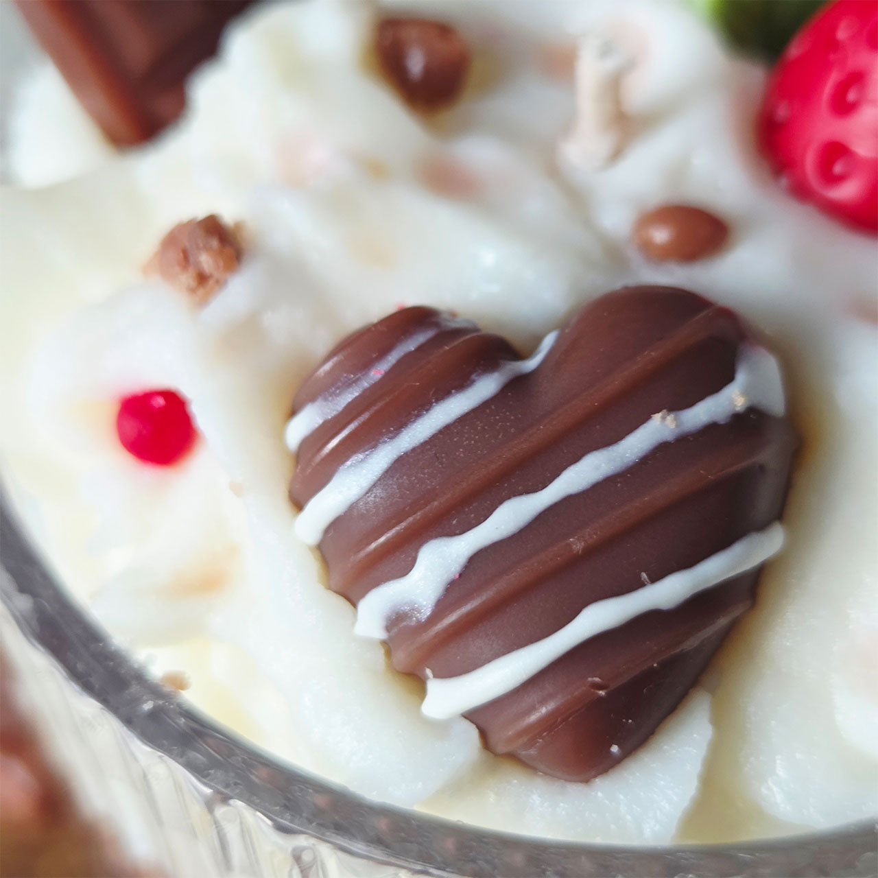 Dekorative Dessert-Duftkerze im Glas als handgemachtes Wohnaccessoire