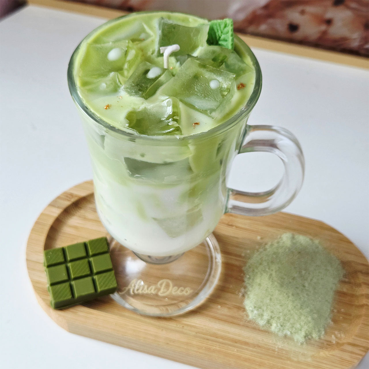 Seitenansicht der Matcha Latte Kerze mit Milch- und Matcha-Schichten