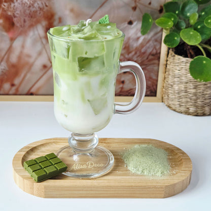 Detailansicht der Wachs-Eiswürfel in der Matcha Latte Kerze