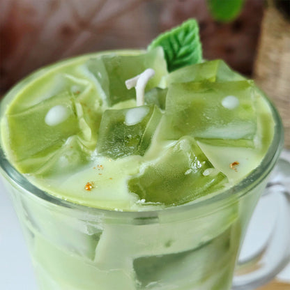 Detail der Oberfläche einer handgemachten Matcha Latte Kerze