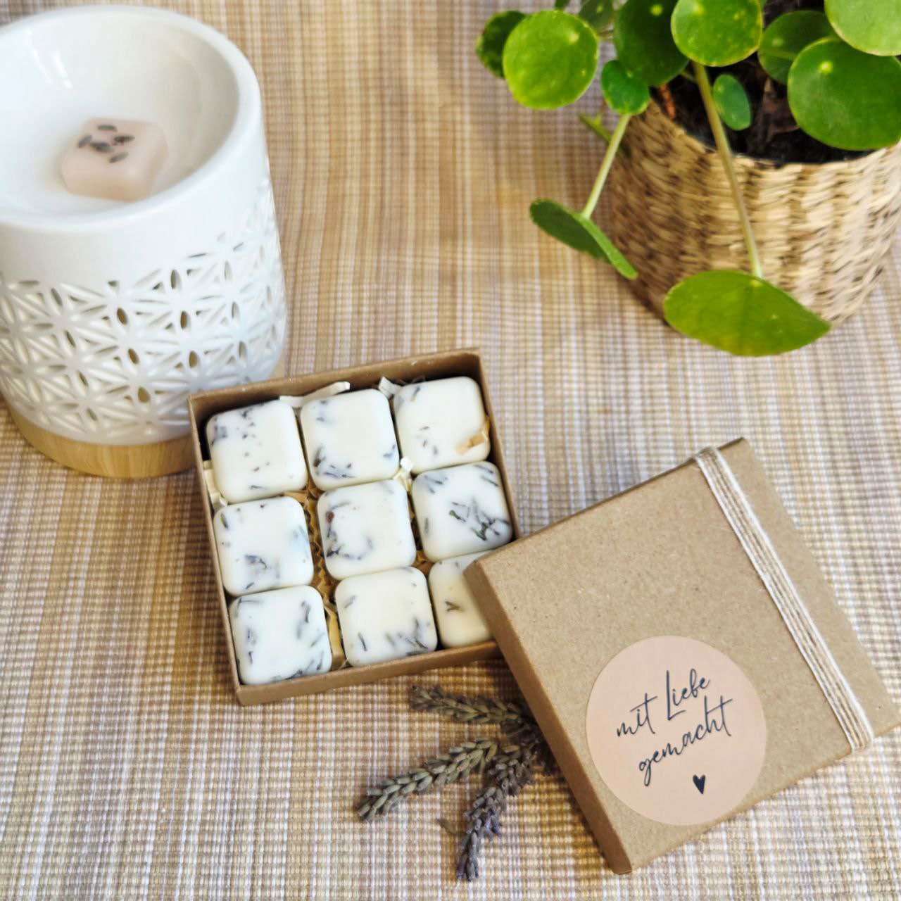 Ruhige Achtsamkeitsszene mit Wax Melts und natürlichen Materialien