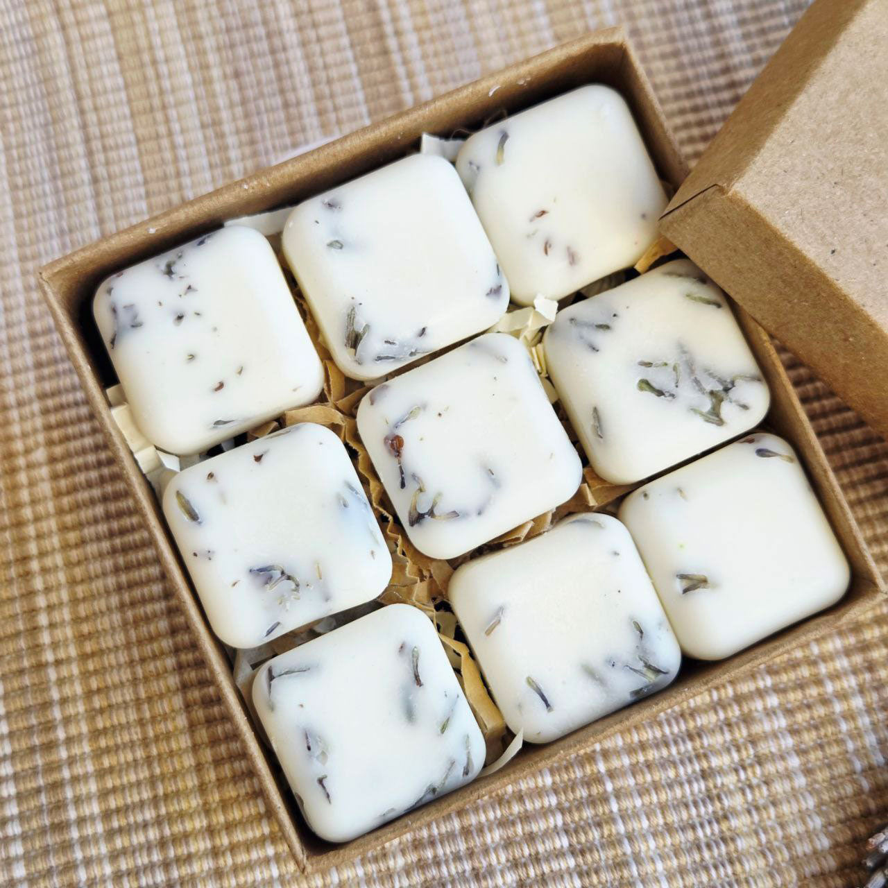 Ruhige Achtsamkeitsszene mit Wax Melts und natürlichen Materialien