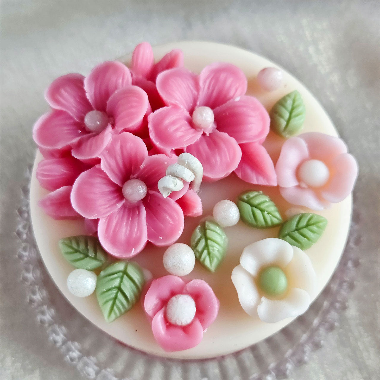 Detailaufnahme der floralen Cake Kerze im Coquette Stil