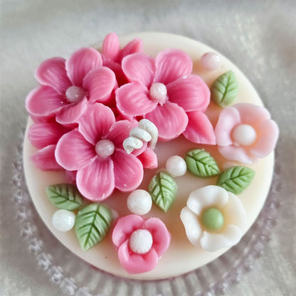 Detailaufnahme der floralen Cake Kerze im Coquette Stil