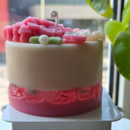 Ästhetische Pastellkerze mit floralen Details