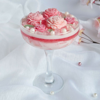 Florale Duftkerze im Glas mit harmonischer Blumenkomposition aus Wachs