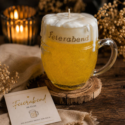 Personalisierte Bierkerze im Glas mit realistischer Schaumoptik und warmer Feierabend Atmosphäre