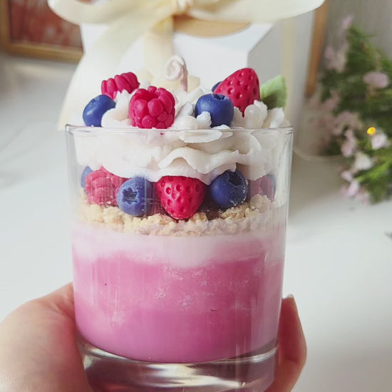Video einer Dessertkerze mit Vanille- und Beerenduft im Glas
