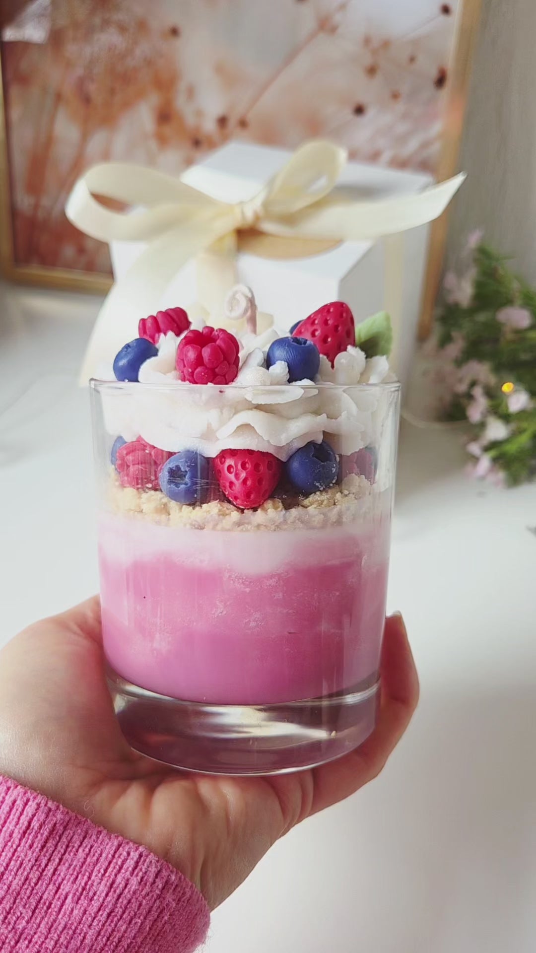 Video einer Dessertkerze mit Vanille- und Beerenduft im Glas