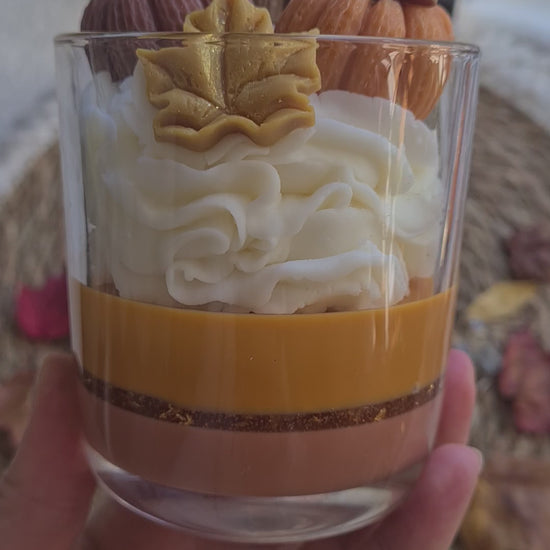 Video der handgemachten Kürbis Dessertkerze aus natürlichem Wachs, zeigt Design, Details und Brenndauer