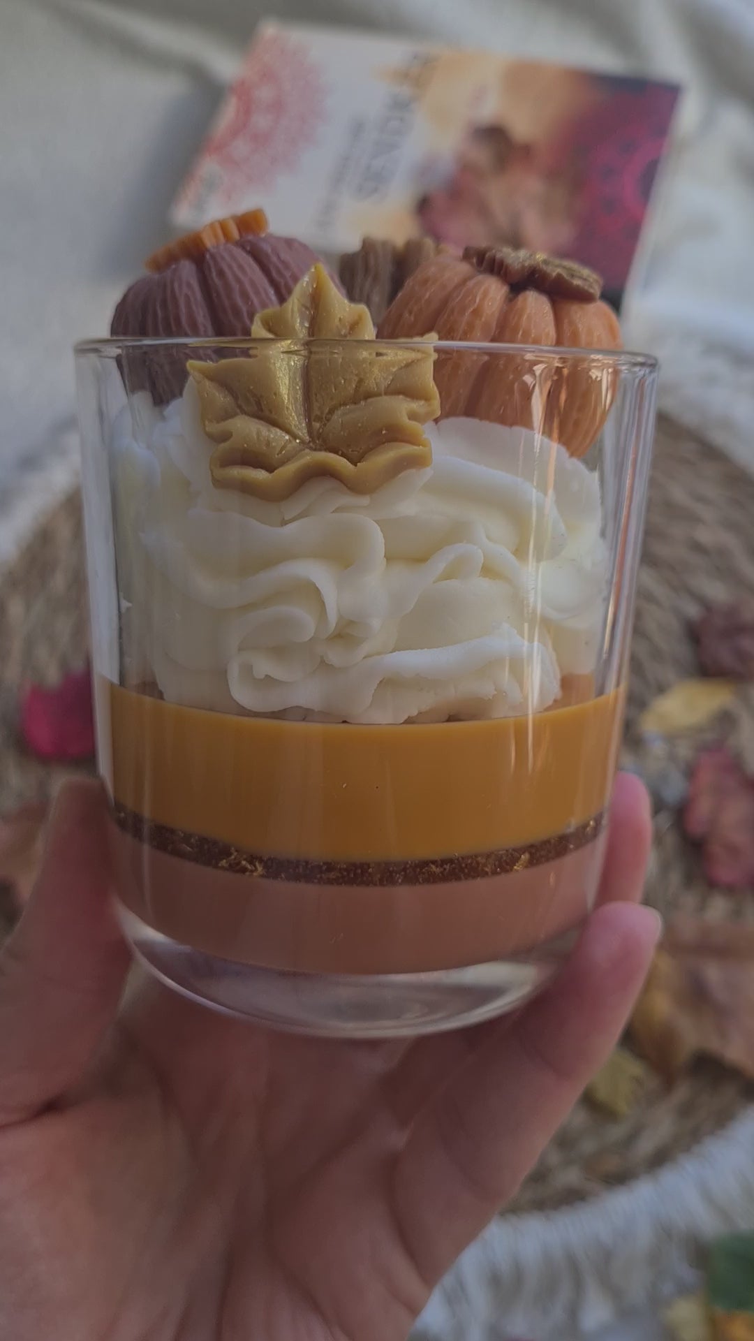 Video der handgemachten Kürbis Dessertkerze aus natürlichem Wachs, zeigt Design, Details und Brenndauer