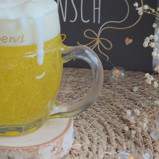 Personalisierte Bierkerze im Glas mit realistischer Schaumoptik und warmer Feierabend Atmosphäre