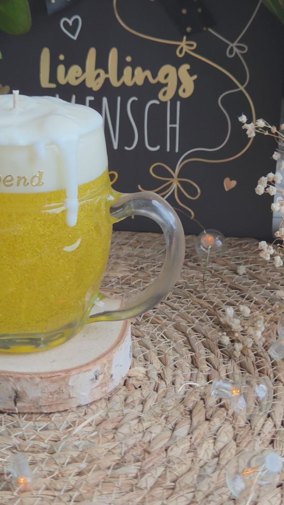 Personalisierte Bierkerze im Glas mit realistischer Schaumoptik und warmer Feierabend Atmosphäre