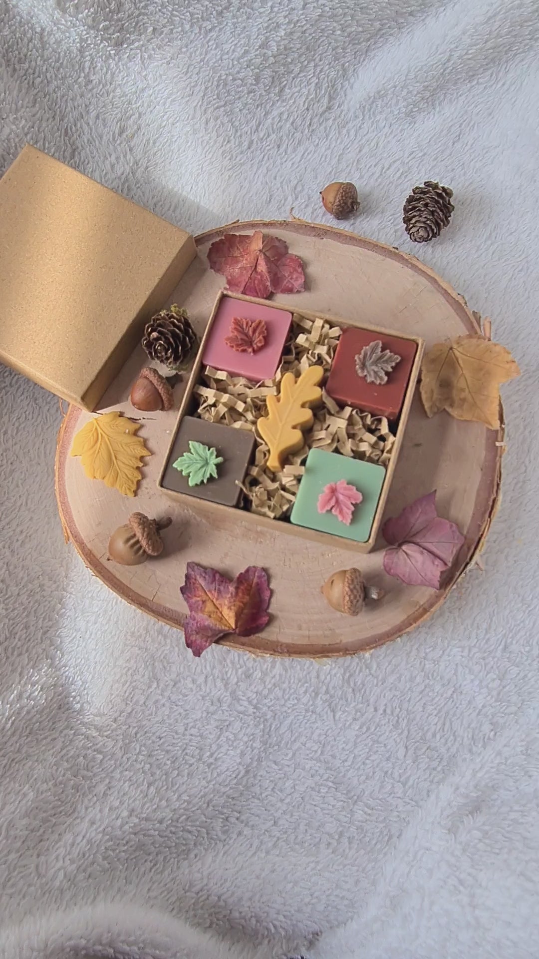 Handgemachte Wax Melts – Blattformen auf Holztisch dekoriert