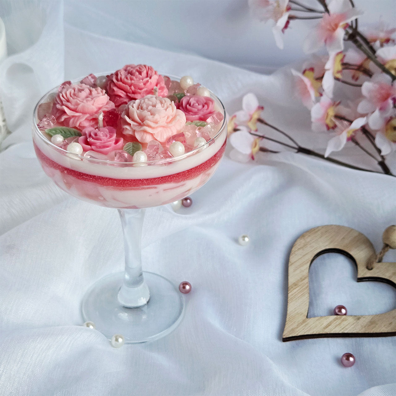 Handgefertigte florale Duftkerze als liebevolle Geschenkidee zum Muttertag