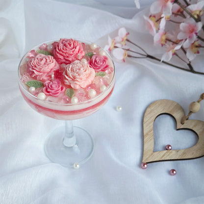 Seitenansicht einer floralen Duftkerze im Glas mit dekorativen Blütenelementen