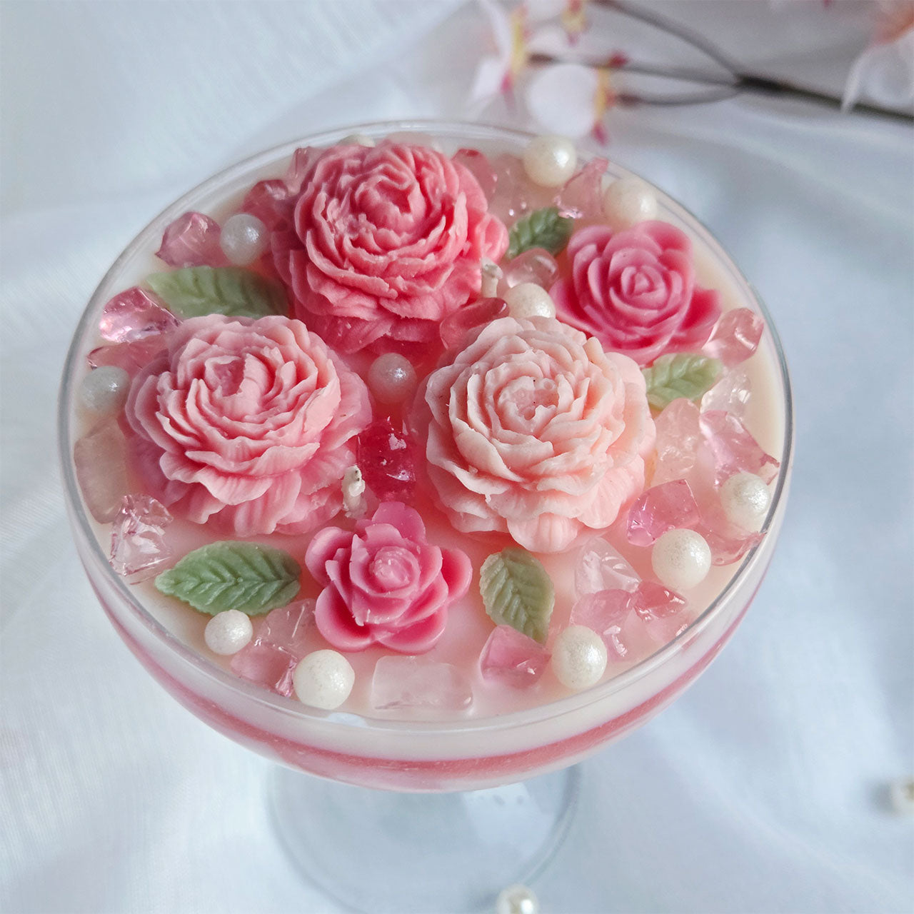 Florale Duftkerze mit Rosenquarz in eleganter Glas-Coupe für den Frühling