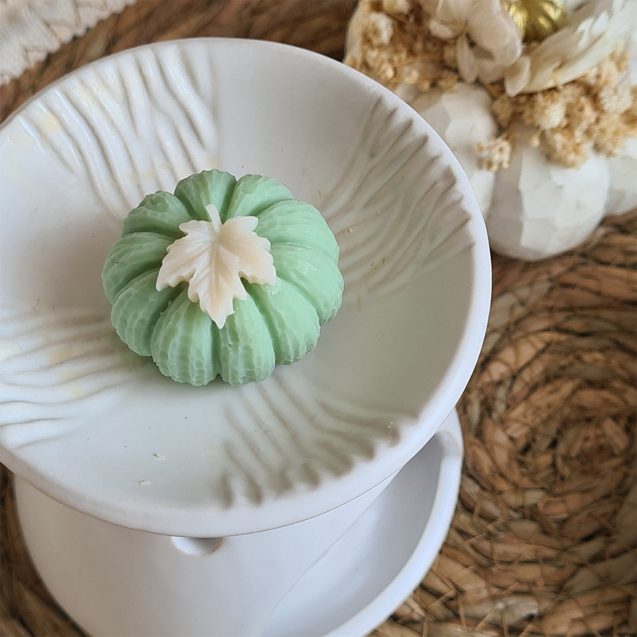 Handgemachte Duftwachse in zarter Kürbisform, Pastellfarben