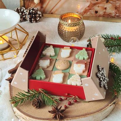 Offene Geschenkbox mit handgegossenen Weihnachts-Duftwachsen aus Sojawachs