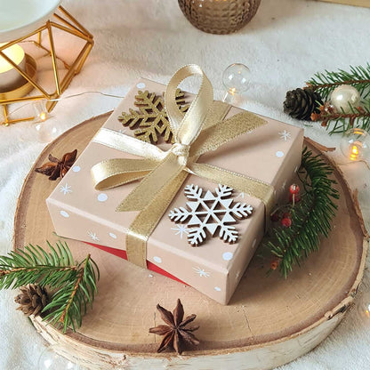 Detailaufnahme der Schneemann- und Tannenbaumformen – skandinavisches Design