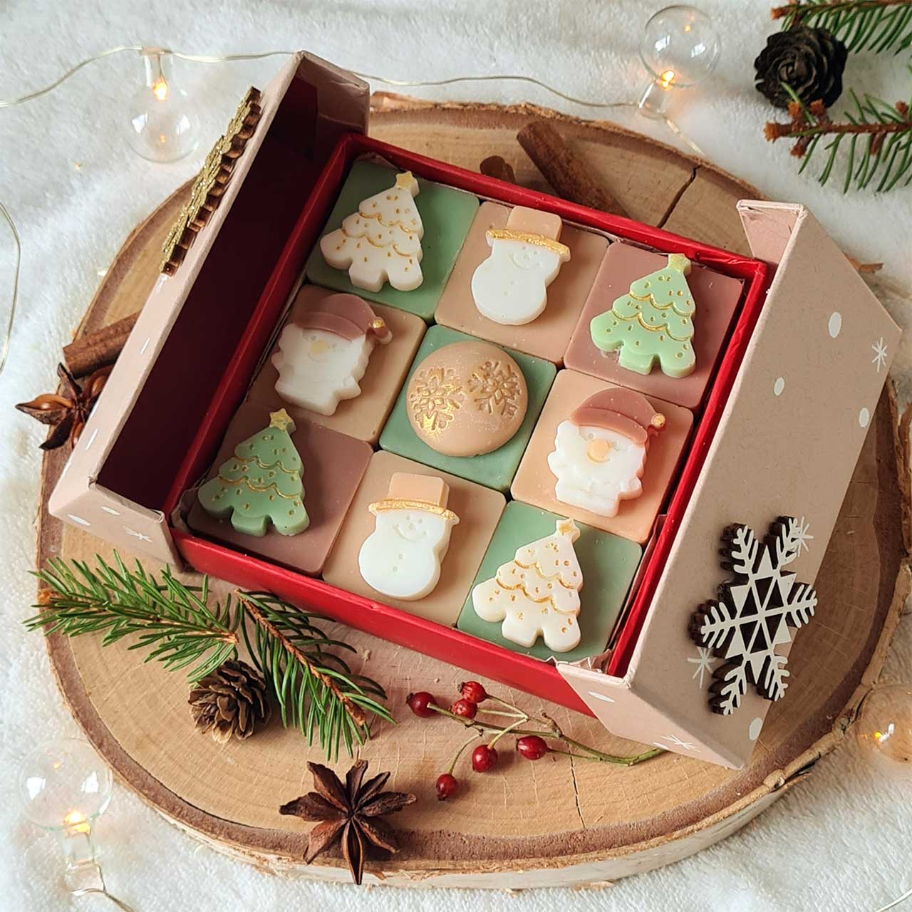 Flachaufnahme der Duftwachse – minimalistische Weihnachtsdekoration im nordischen Stil