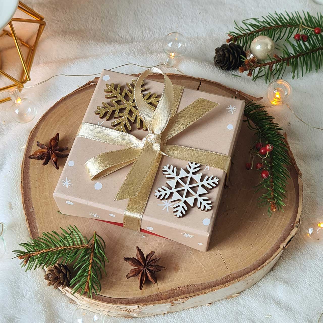 Nahaufnahme goldverzierter Sojawachse – handgegossen und vegan