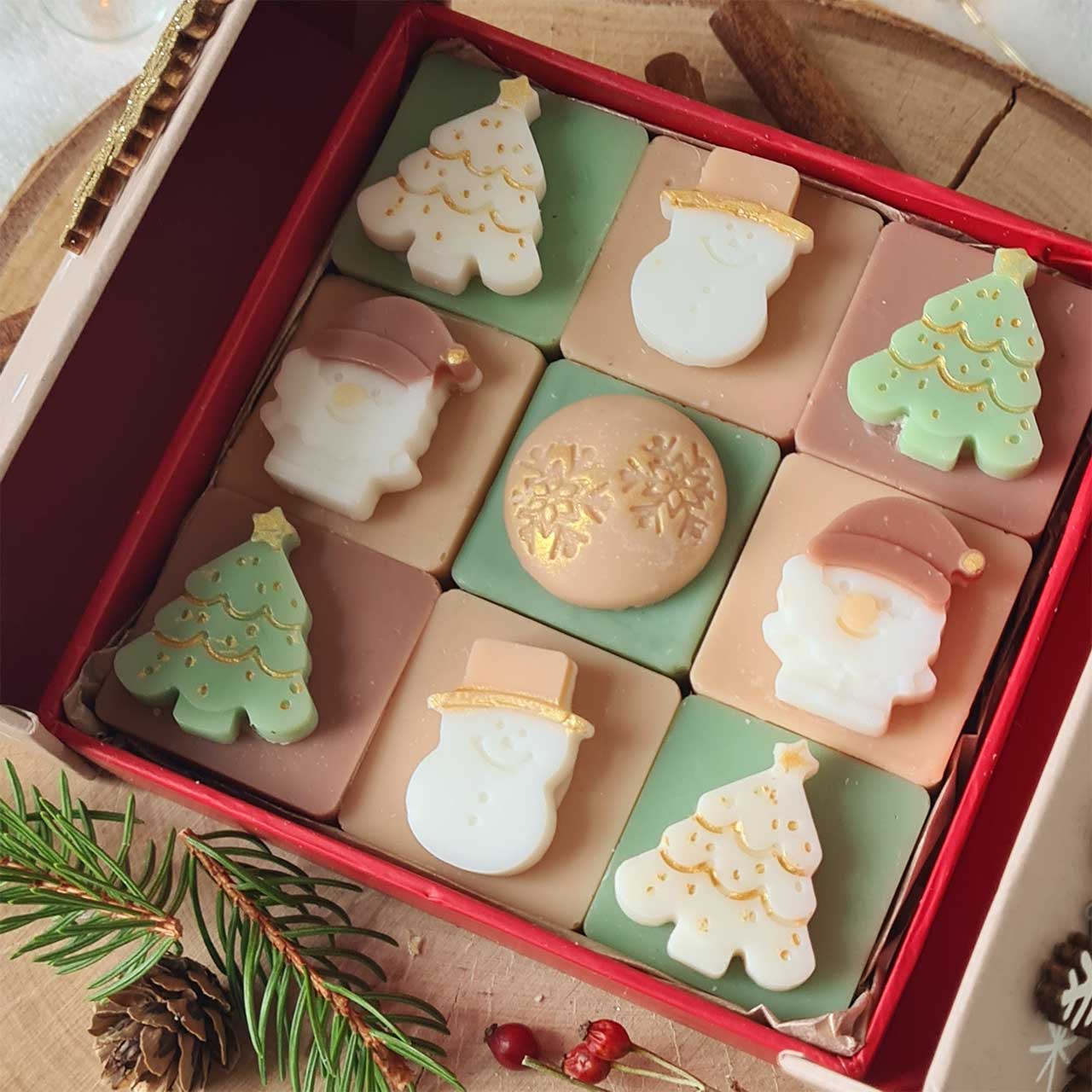 Umweltfreundliche Verpackung aus Kraftkarton mit roter Schleife und AlisaDeco-Anhänger