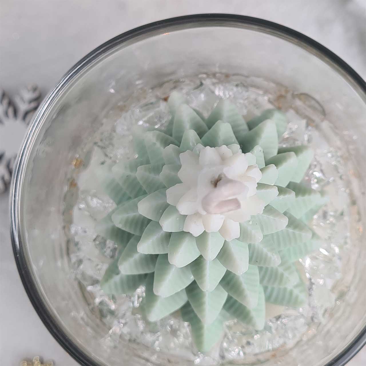 Festliche Duftkerze mit Tannenbaum als Geschenkidee zu Weihnachten
