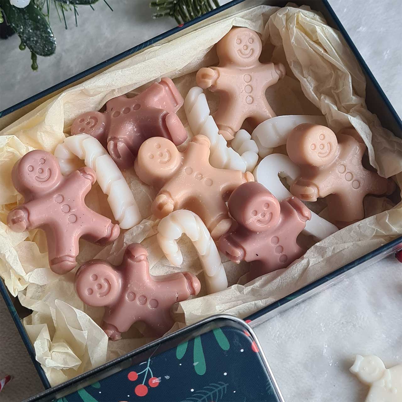 Weihnachtliche Metallgeschenkbox mit handgemachten Sojawachs-Melts.