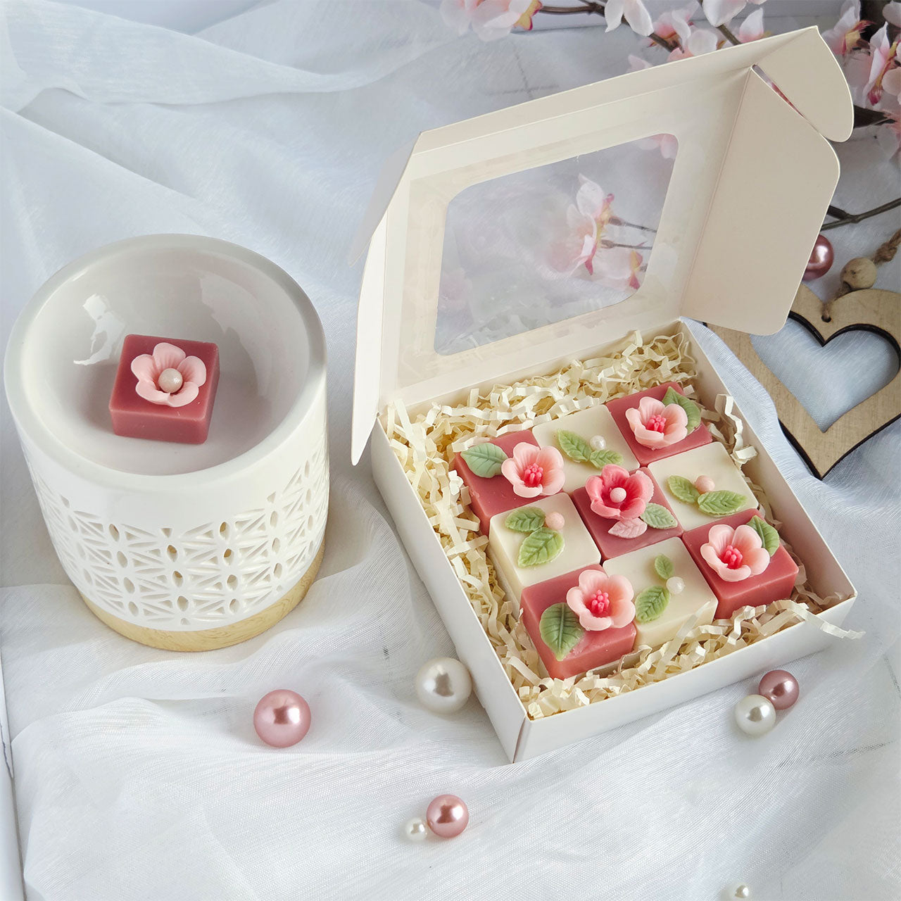 Spring Wax Melts Geschenkset in weißer Box mit floralen Wachsmotiven