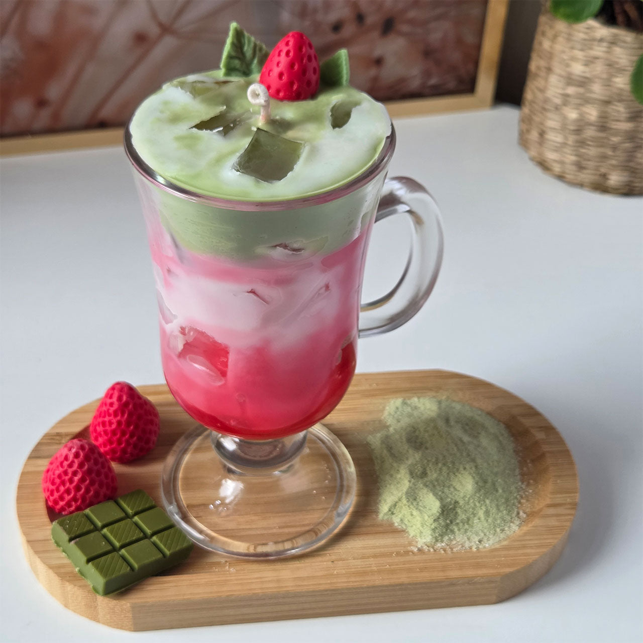 Strawberry Matcha Latte Kerze im Glas mit Iced-Latte-Optik
