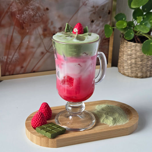 Draufsicht der Strawberry Matcha Latte Kerze mit grünem Matcha-Topping