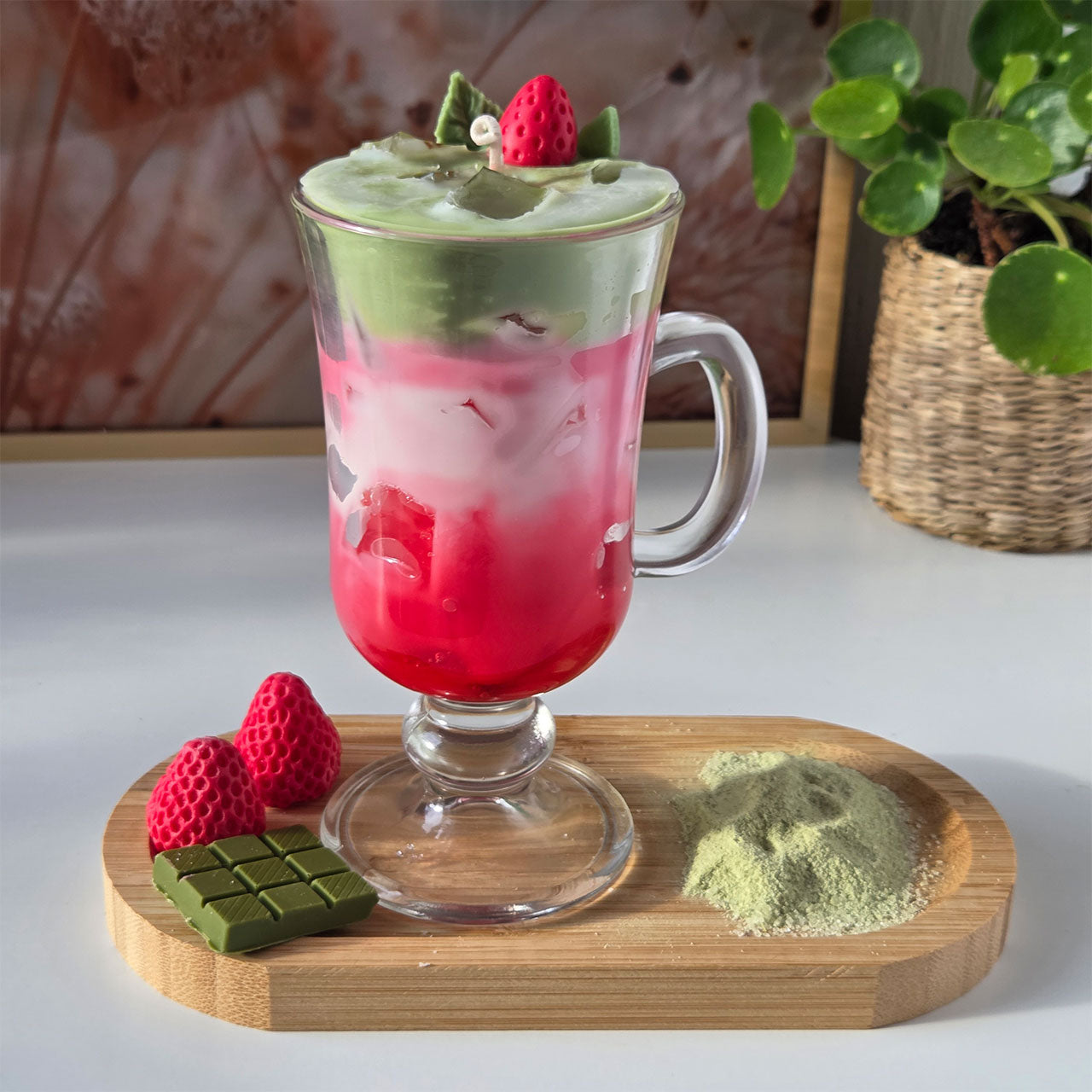 Seitenansicht der Strawberry Matcha Latte Kerze mit geschichteten Farben